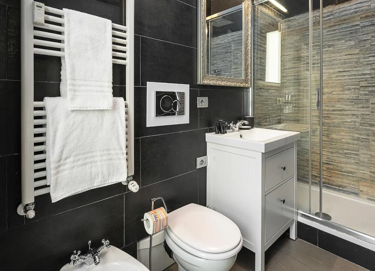 Large Design Apartment In The City Center Milan