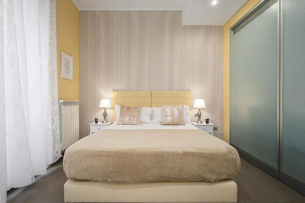 Large Design Apartment In The City Center Milano