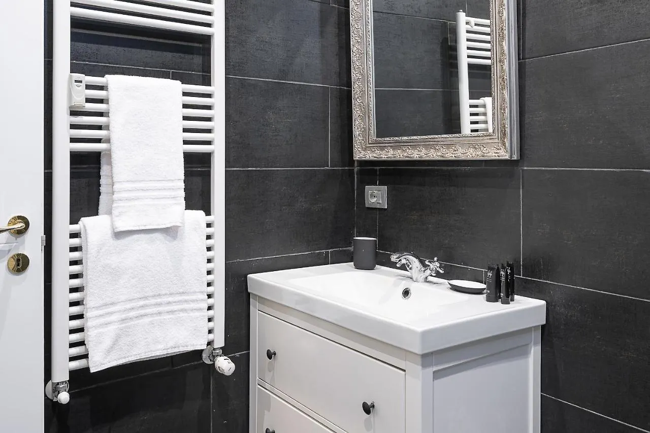 Large Design Apartment In The City Center Milano Italia